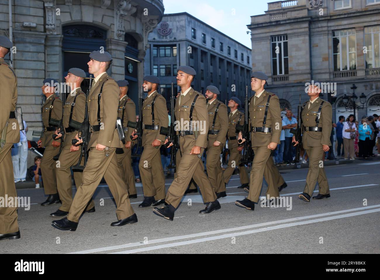 Oviedo, Spagna, 29 settembre 2023: La sezione onori del Príncipe Reggimento N° 3 durante l'innalzamento della bandiera a Oviedo, il 29 settembre 2023, a Oviedo, in Spagna. Credito: Alberto Brevers / Alamy Live News. Foto Stock