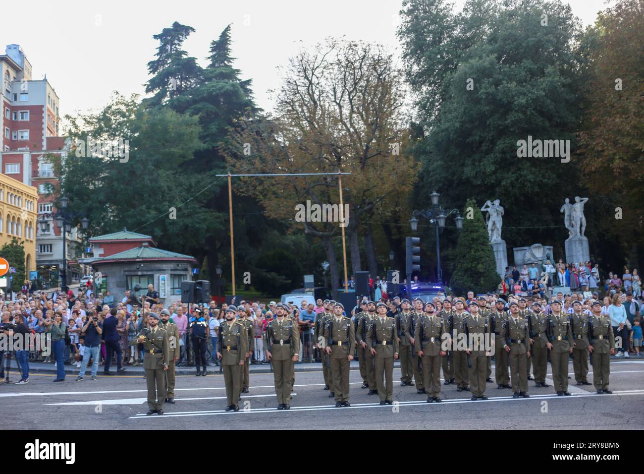 Oviedo, Spagna, 29 settembre 2023: La sezione onori del Príncipe Reggimento N° 3 durante l'innalzamento della bandiera a Oviedo, il 29 settembre 2023, a Oviedo, in Spagna. Credito: Alberto Brevers / Alamy Live News. Foto Stock