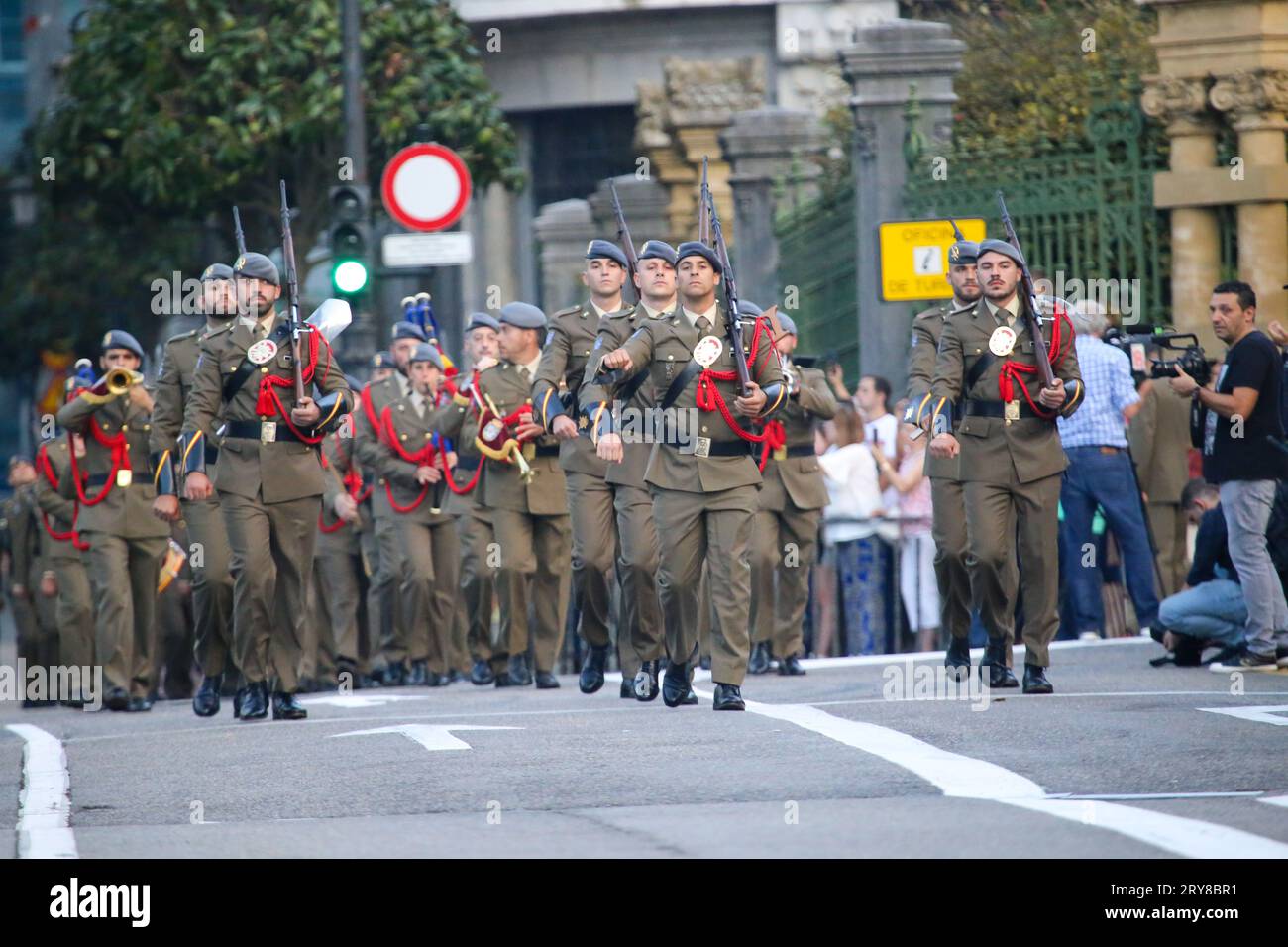 Oviedo, Spagna, 29 settembre 2023: La squadra di spendenti del Prínicipe Reggimento N° 3 sfilò durante l'innalzamento della bandiera a Oviedo, il 29 settembre 2023, a Oviedo, in Spagna. Credito: Alberto Brevers / Alamy Live News. Foto Stock