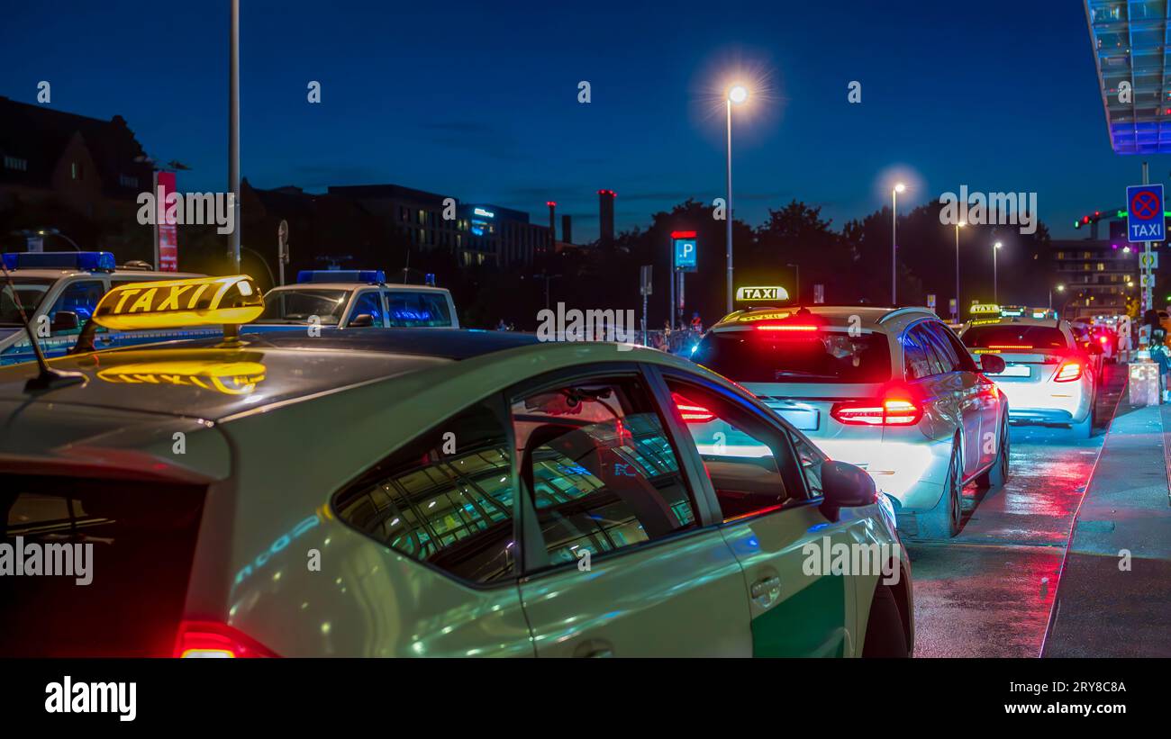 Taxi in attesa di passeggeri di notte Foto Stock