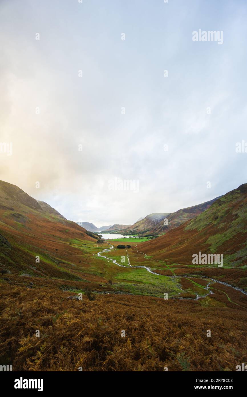 Vista della valle e del lago Buttermere in autunno nel Lake District Foto Stock