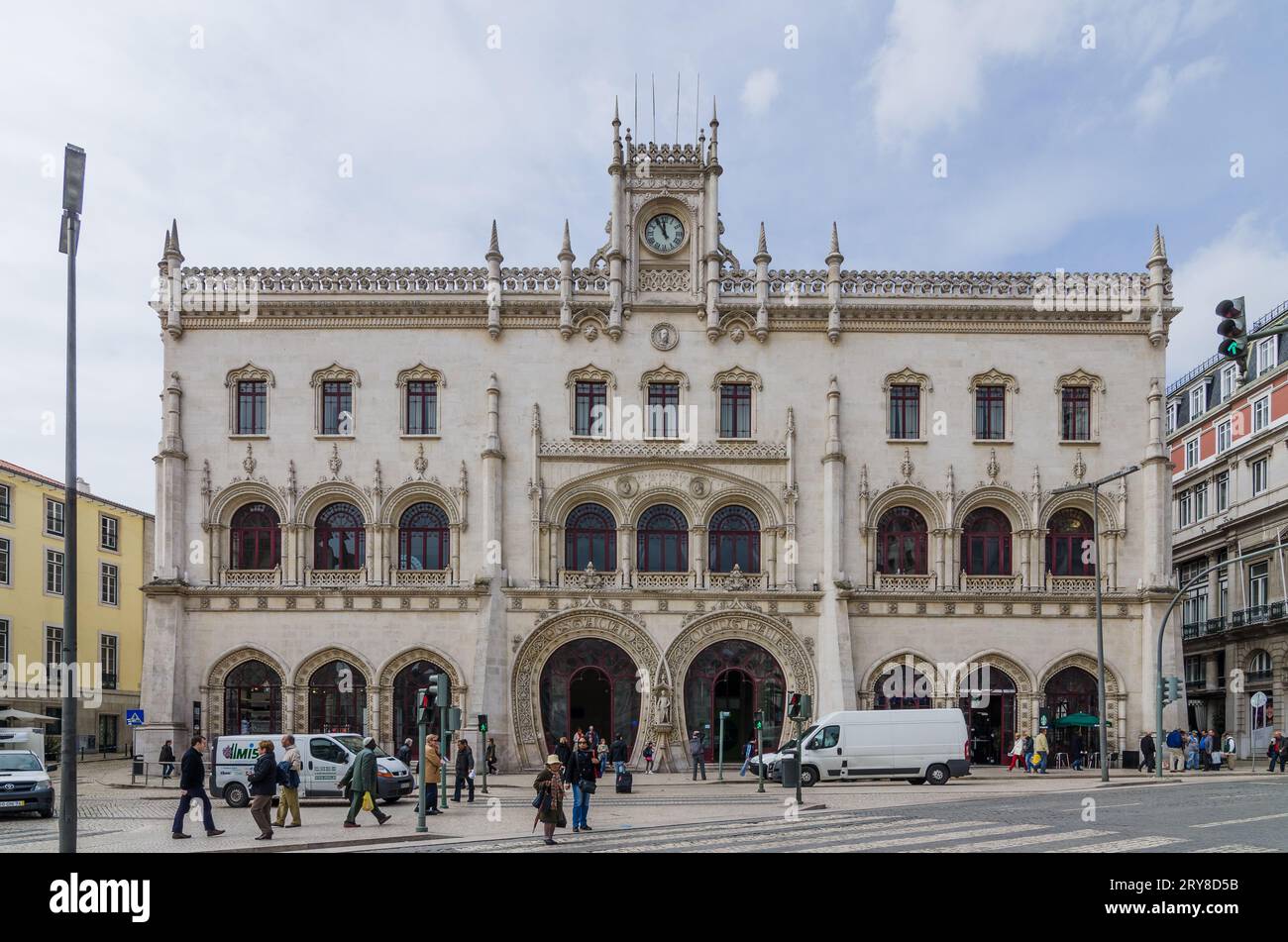 Facciata della stazione ferroviaria di Rossio a Lisbona Foto Stock