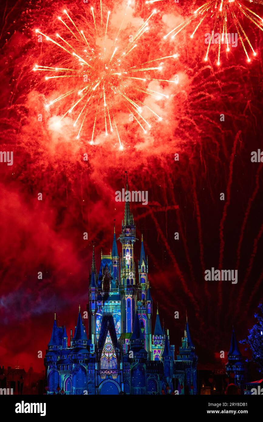 Orlando, USA - 25 luglio 2023: Parco Disney World Magic Kingdom, fuochi d'artificio sul castello di Cenerentola di notte. Foto Stock