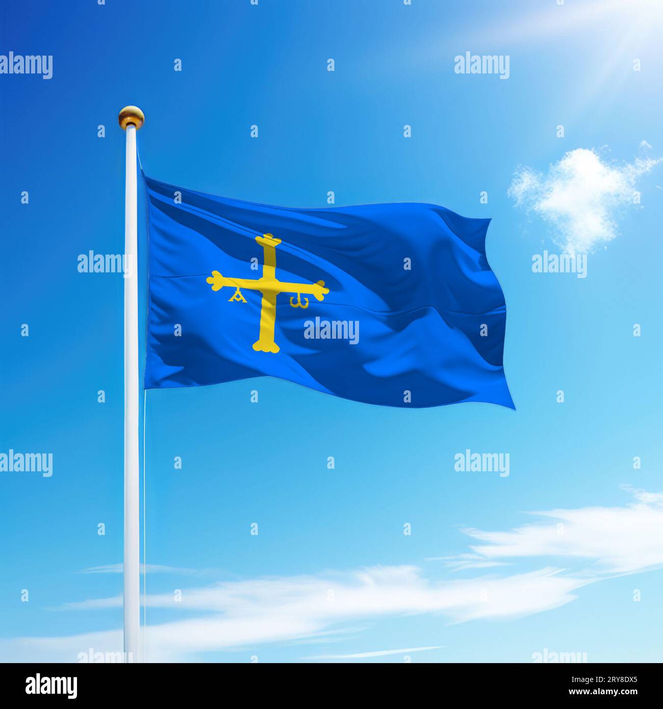 Sventolando la bandiera delle Asturie è una comunità spagnola su un palo con sfondo celeste. Foto Stock