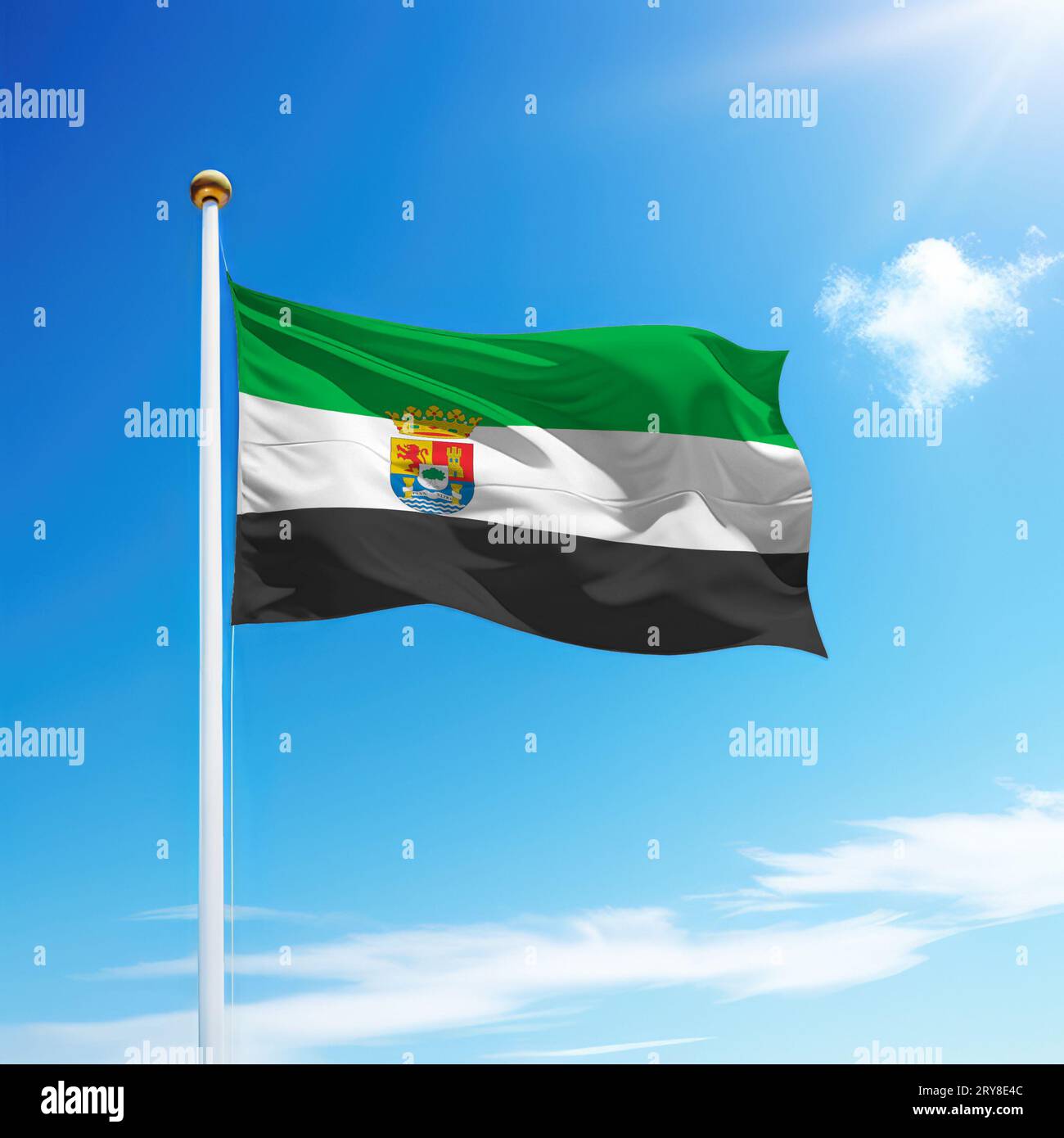 Sventolando la bandiera dell'Estremadura è una comunità della Spagna su un palo da bandiera con sfondo celeste. Foto Stock