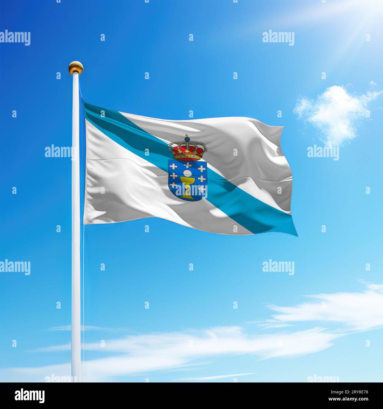 Sventolando la bandiera della Galizia è una comunità della Spagna su un palo da bandiera con sfondo celeste. Foto Stock