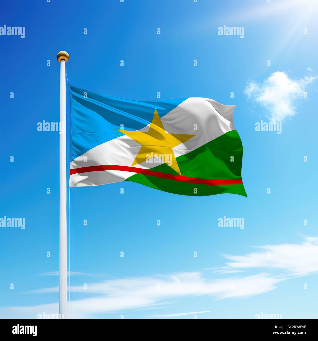 Sventolando la bandiera di Roraima è uno stato del Brasile su un palo con lo sfondo del cielo. Foto Stock