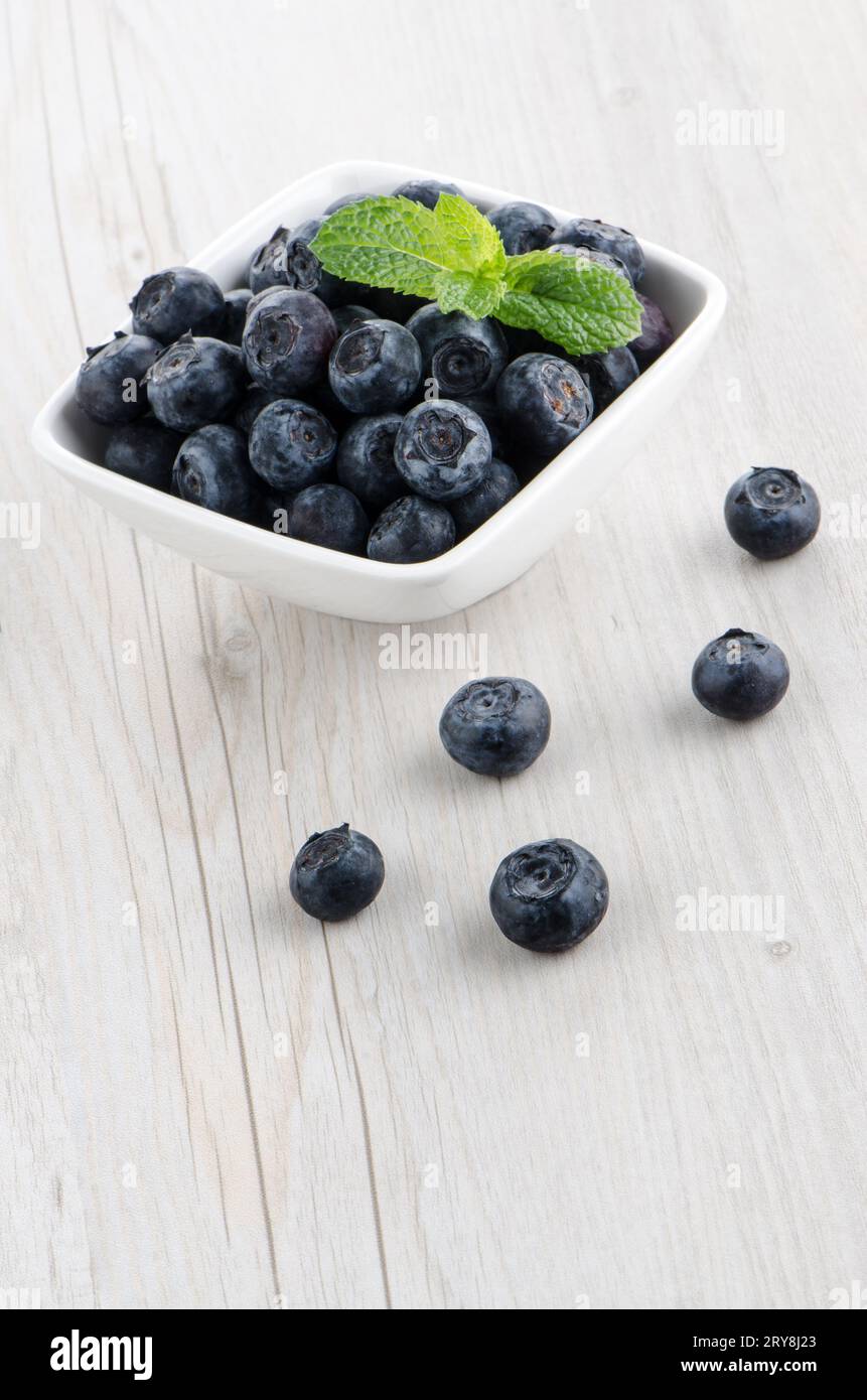 I mirtilli in una piccola ciotola Foto Stock