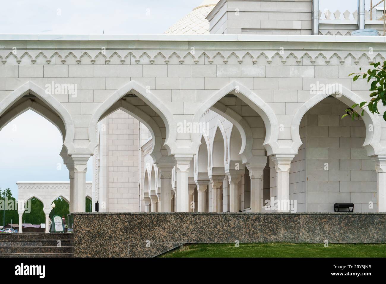 Bolgar, Repubblica del Tatarstan, Russia, 2 giugno 2023. La Moschea Bianca costruita nel 2012. Frammenti dell'architettura della Moschea Bianca. Foto Stock