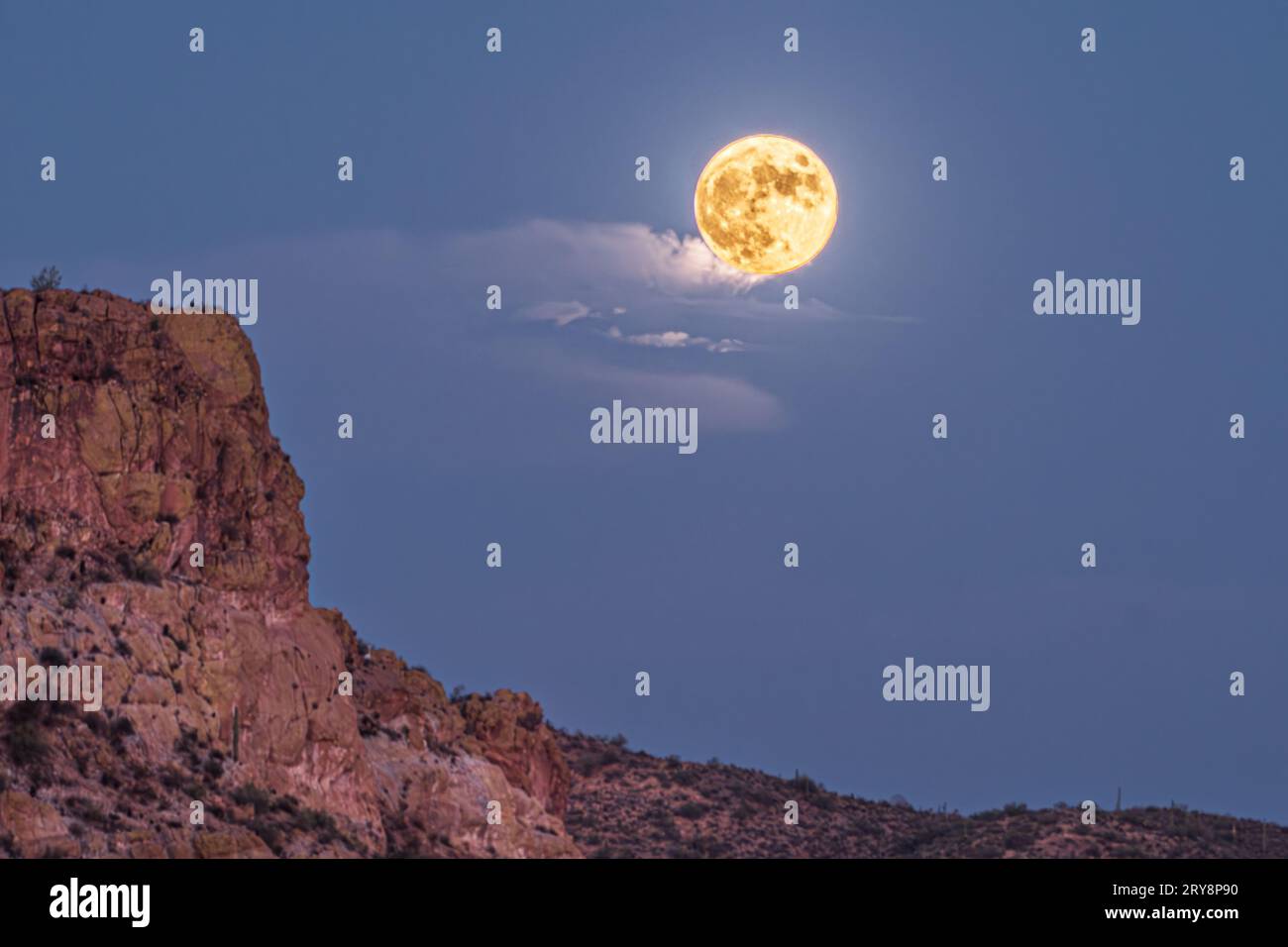 La Luna che sorge dalle nuvole Foto Stock