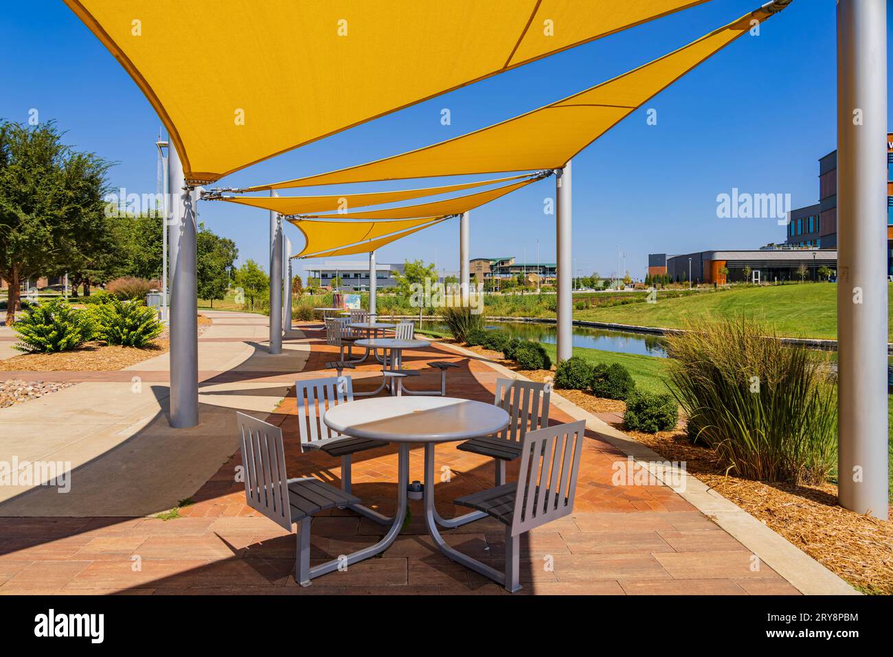 Vista soleggiata del campus della Wichita State University in Kansas Foto Stock