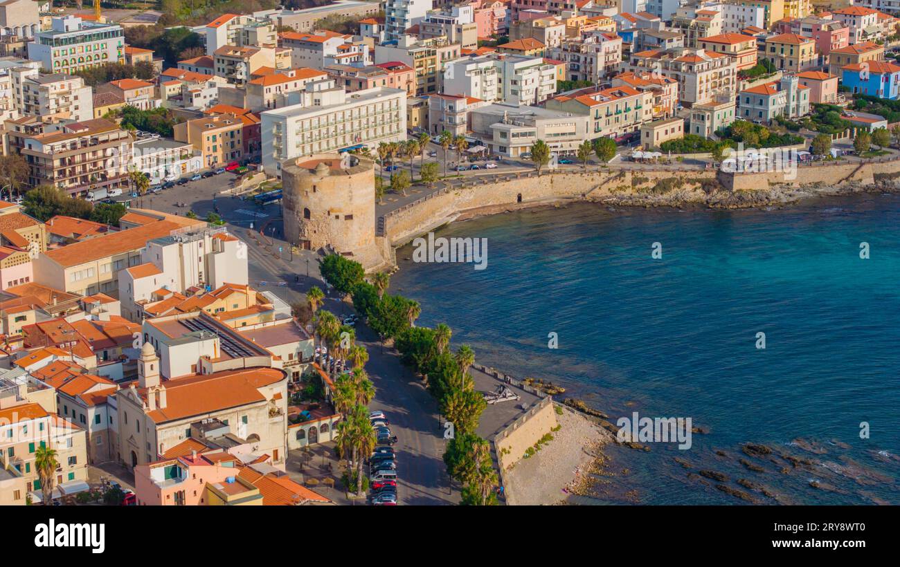 Vista aerea del centro storico di Alghero in Sardegna. Foto scattata con un drone in una giornata di sole. Vista panoramica del centro storico e del porto di Alghero, sar Foto Stock