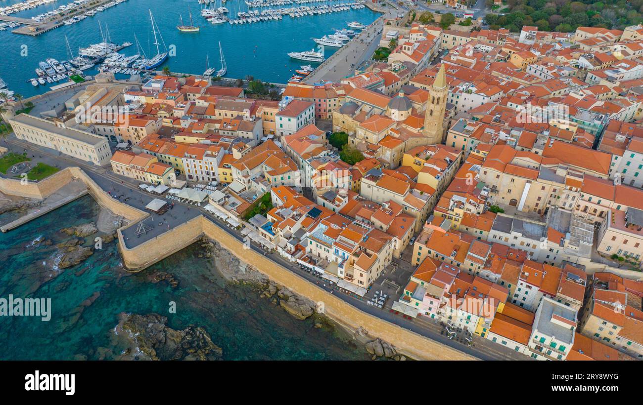 Vista aerea del centro storico di Alghero in Sardegna. Foto scattata con un drone in una giornata di sole. Vista panoramica del centro storico e del porto di Alghero, sar Foto Stock