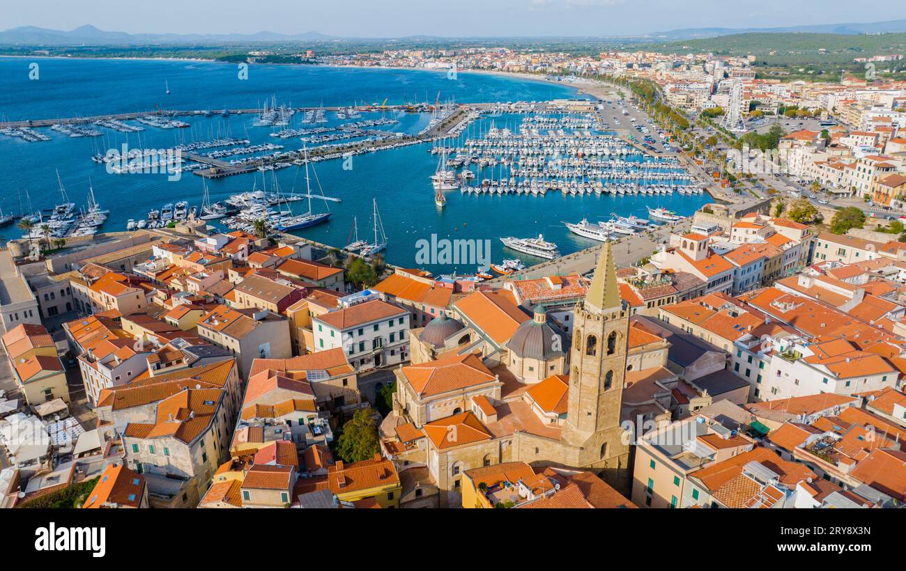 Vista aerea del centro storico di Alghero in Sardegna. Foto scattata con un drone in una giornata di sole. Vista panoramica del centro storico e del porto di Alghero, sar Foto Stock