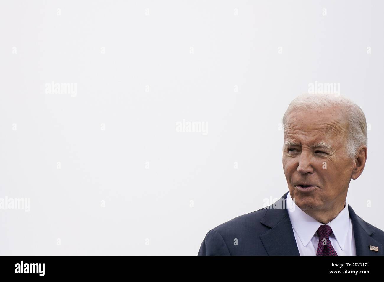 Il presidente degli Stati Uniti Joe Biden interviene nel corso di una cerimonia al "tributo di addio alle forze armate" in onore del generale dell'esercito americano Mark A. Milley, 20° presidente dei capi di Stato maggiore congiunto, e partecipa a un'Ave delle forze Armate in onore del generale dell'aeronautica statunitense Charles Q. Brown, Jr, il 21° presidente dei Joint Chiefs of staff, Presidente dei Joint Chiefs of staff presso la base Myer-Henderson Hall, Arlington, Virginia il 29 settembre 2023. Credito: Nathan Howard/Pool tramite CNP Foto Stock