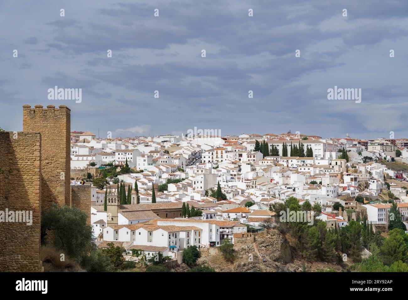 Vista panoramica della città di Ronda, Spagna, con le mura difensive in primo piano, villaggi bianchi dell'Andalusia Foto Stock