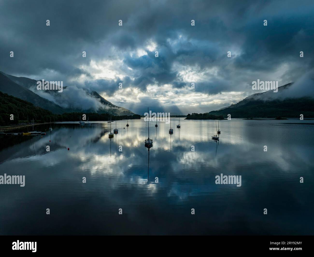 Luce notturna sul Loch Leven, un lago d'acqua dolce nelle Highlands scozzesi, Scozia, Regno Unito Foto Stock