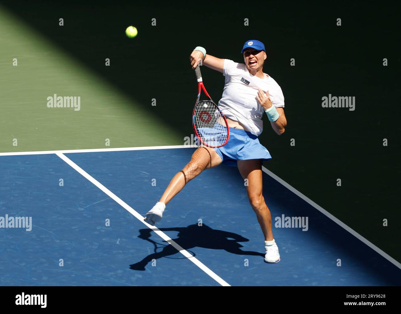 Tennisspielerin vera Zvonareva (RUS) ad Aktion bei den US Open 2023, USTA Billie Jean King National Tennis Center, Flushing Meadows, Queens, New Foto Stock
