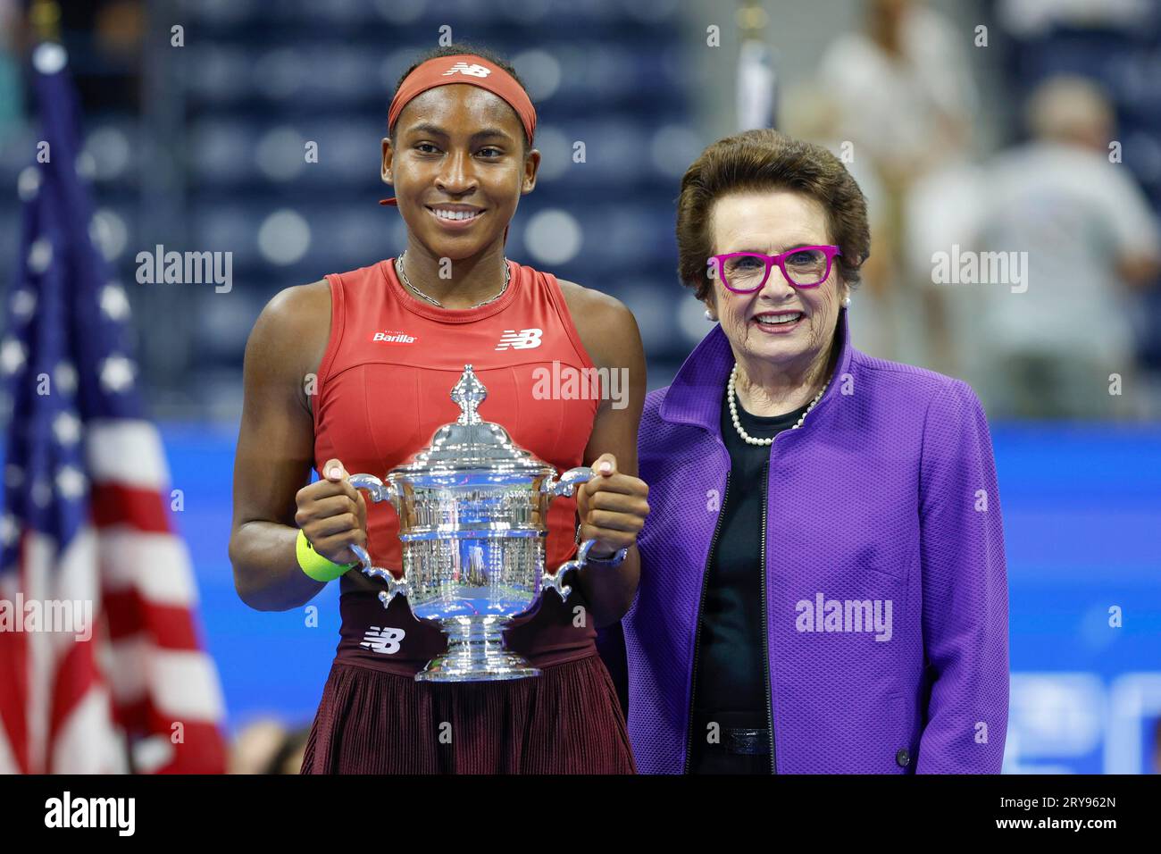 Tennislegende Billie Jean King und Coco Gauff USA mit der Trophaee in der Hand nach dem Sieg im Dameneinzel-finale der US Open 2023, Arthur Ashe Foto Stock