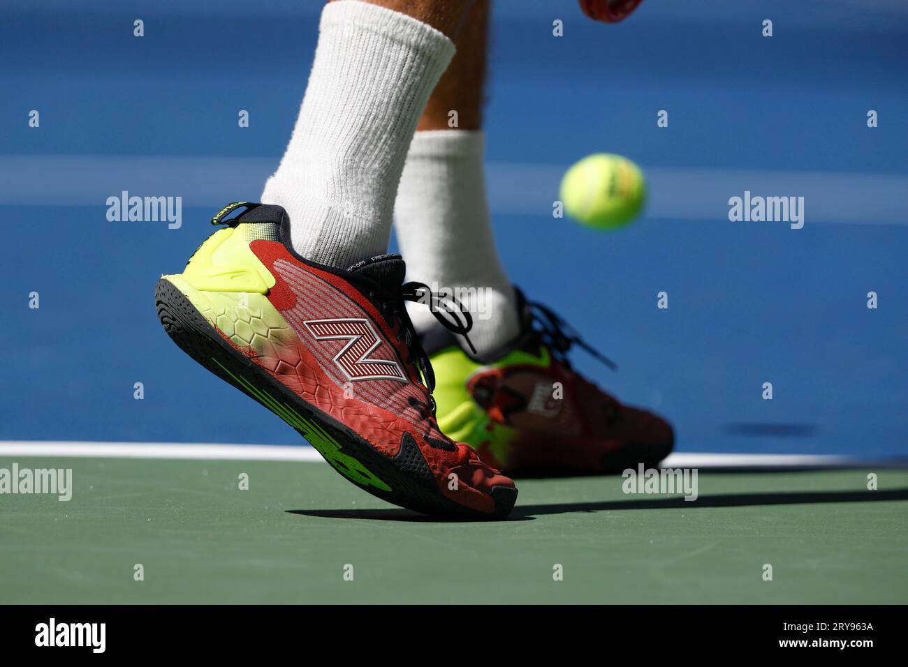 Fuesse des Tennisspielers Tommy Paul USA bei der Vorbereitung auf den Aufschlag bei den US Open 2023, USTA Billie Jean King National Tennis Center Foto Stock