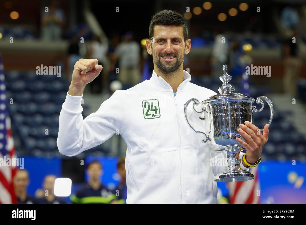 Tennisspieler Novak Djokovic (SRB) haelt die Trophaee und feiert seinen 24. Grand-Slam-Rekordsieg bei den US Open 2023, USTA Billie Jean King Foto Stock