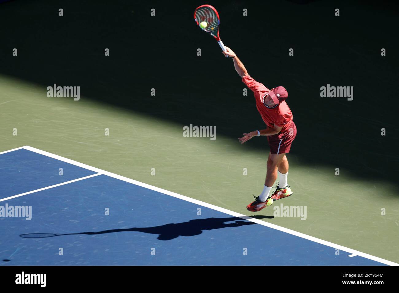 Tennisspieler Tommy Paul USA ad Aktion bei den US Open 2023, USTA Billie Jean King National Tennis Center, Flushing Meadows, Queens, New York, USA Foto Stock