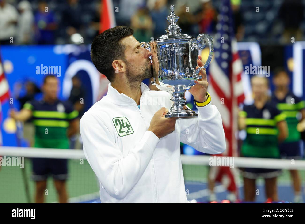 Tennisspieler Novak Djokovic (SRB) kuesst die Trophaee nach seinem 24. Grand-Slam-Rekordsieg bei den US Open 2023, USTA Billie Jean King National Foto Stock