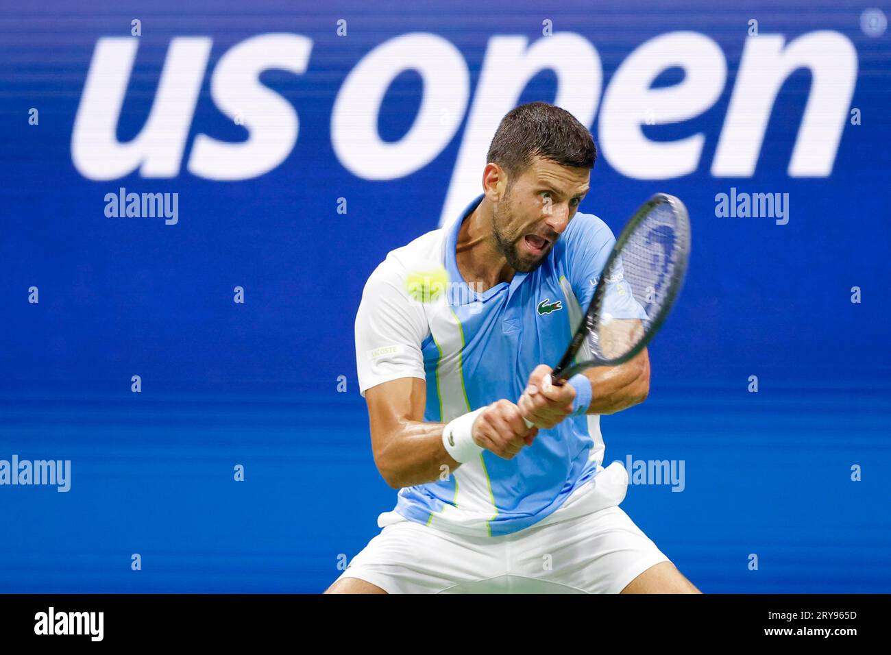 Tennisspieler Novak Djokovic (SRB) ad Aktion bei den US Open 2023, USTA Billie Jean King National Tennis Center, Flushing Meadows, Queens, New York Foto Stock