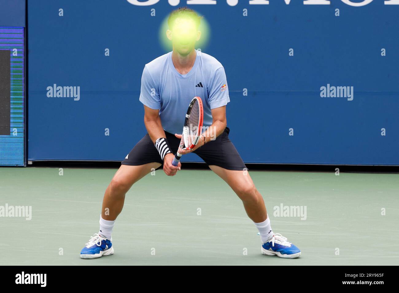 Tennisspieler Dominic Thiem (AUT) betrachtet den Ball in der Luft direkt vor seinem Gesicht, 2023 US Open, USTA Billie Jean King National Tennis Foto Stock