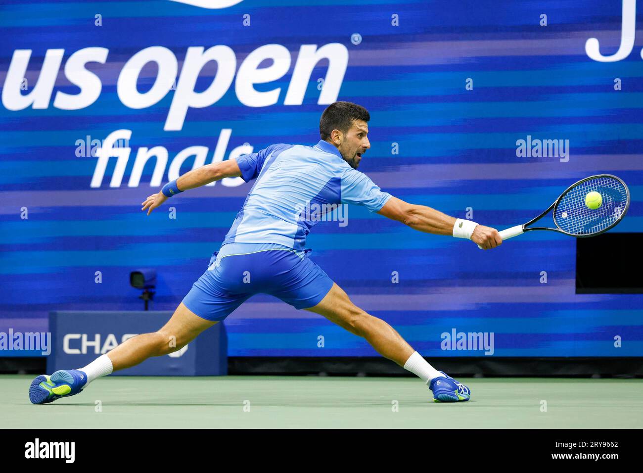 Tennisspieler Novak Djokovic (SRB) ad Aktion bei den US Open 2023, USTA Billie Jean King National Tennis Center, Flushing Meadows, Queens, New York Foto Stock