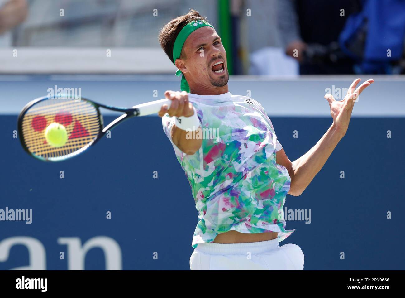 Tennisspieler Daniel Altmaier (GER) ad Aktion bei den US Open 2023, USTA Billie Jean King National Tennis Center, Flushing Meadows, Queens, New York Foto Stock