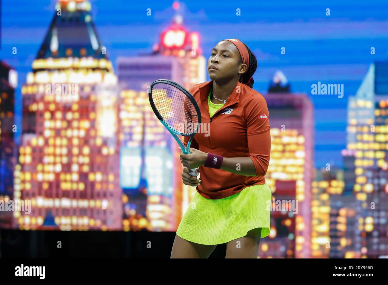Tennisspielerin Coco Gauff USA beim Aufwaermen vor der Skyline von Manhattan bei den US Open 2023, USTA Billie Jean King National Tennis Center Foto Stock