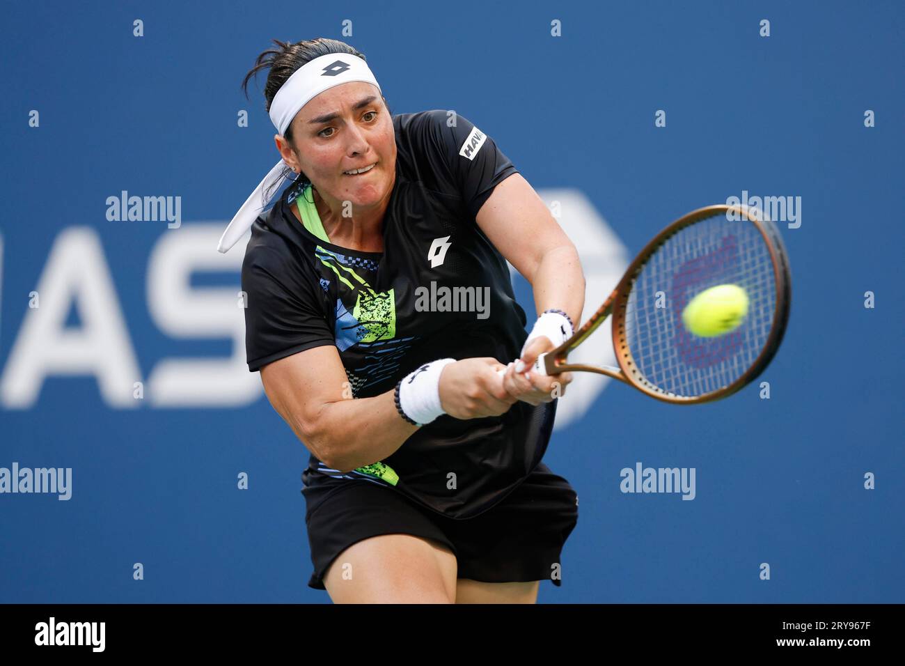 Tennisspielerin Ins Jabeur (TUN) ad Aktion bei den US Open 2023, USTA Billie Jean King National Tennis Center, Flushing Meadows, Queens, New York, USA Foto Stock