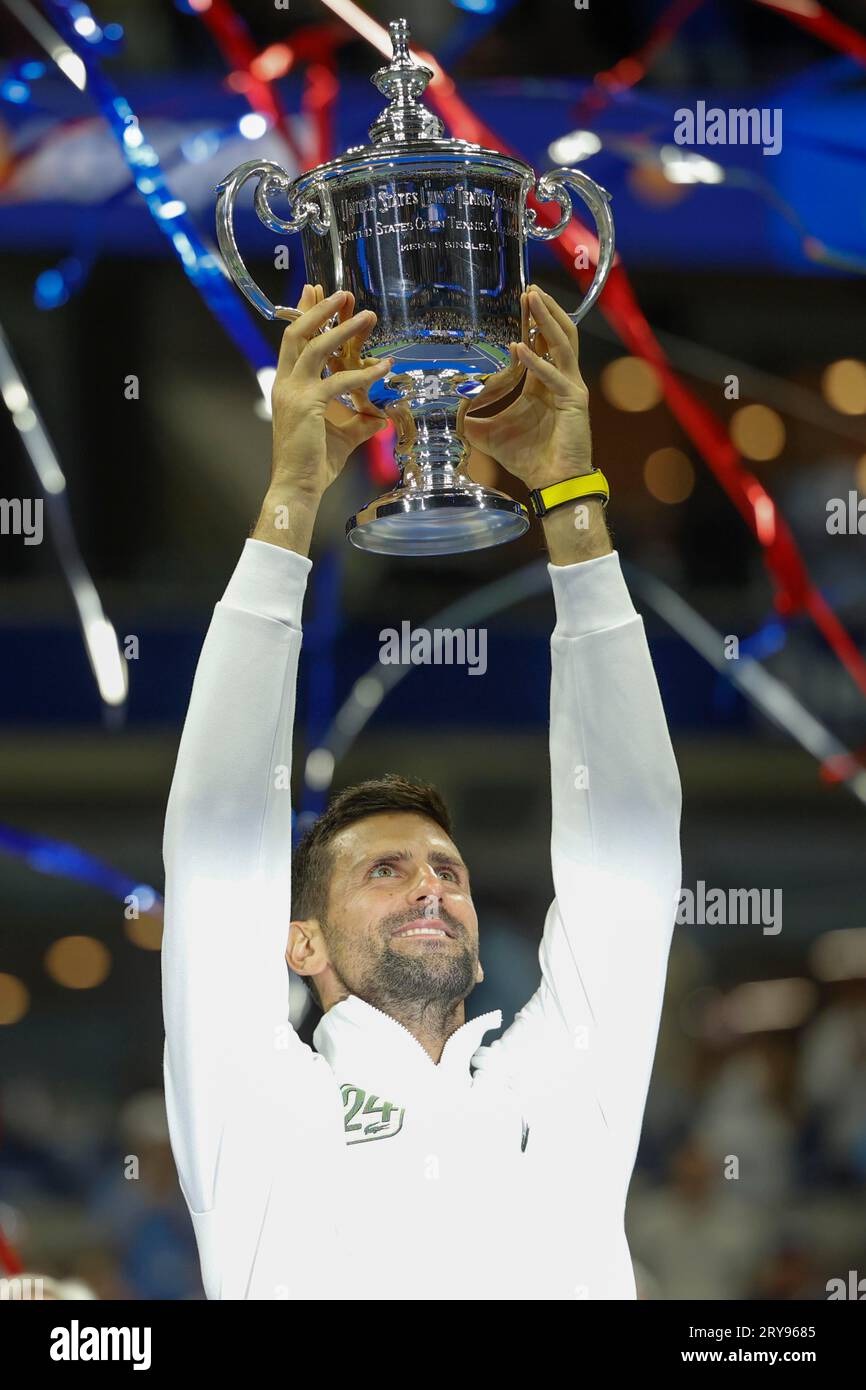 Tennisspieler Novak Djokovic (SRB) hebt die Trophaee in die Hoehe und feiert seinen 24. Grand-Slam-Rekordsieg bei den US Open 2023, USTA Billie Jean Foto Stock