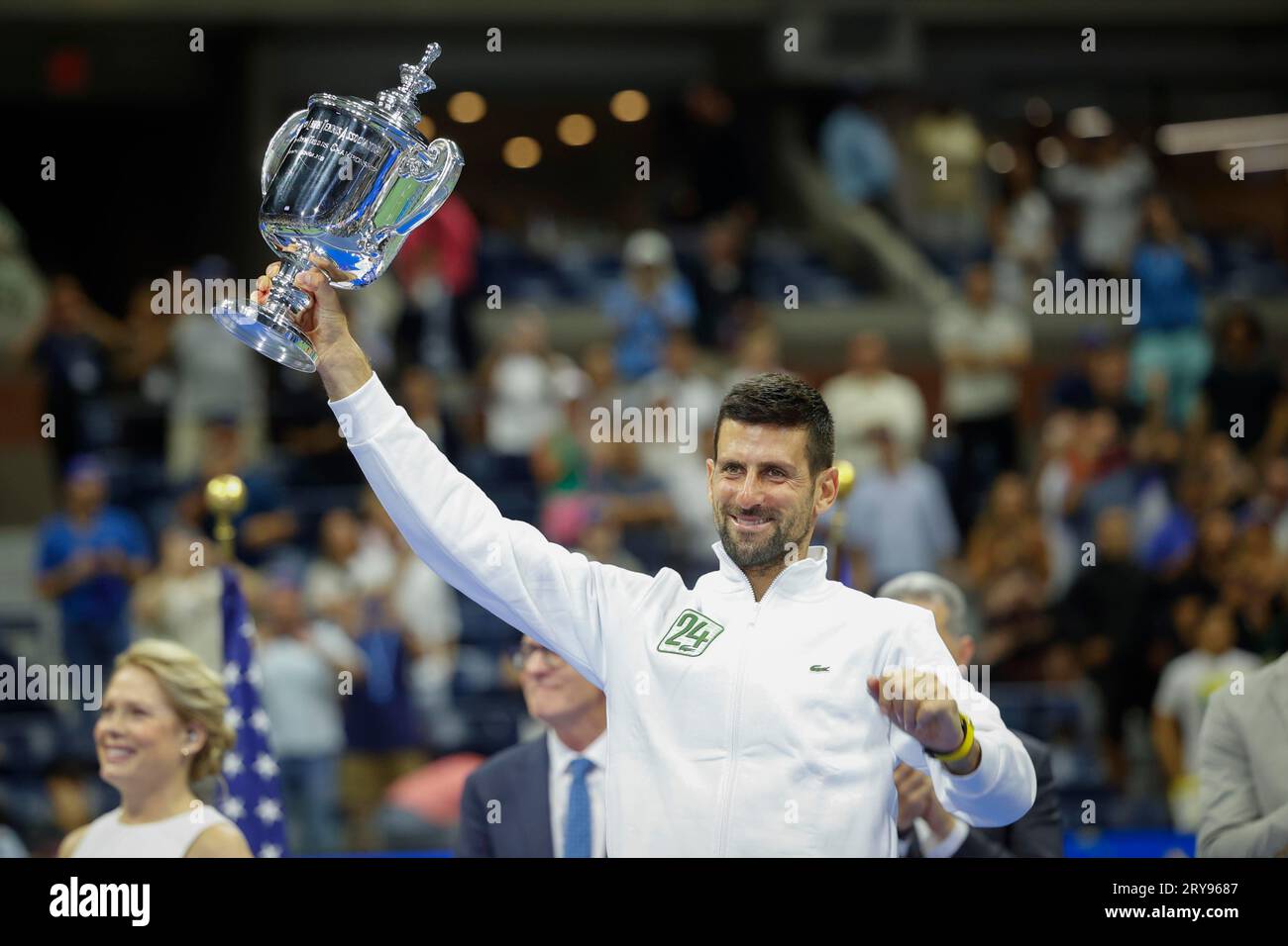 Tennisspieler Novak Djokovic (SRB) hebt die Trophaee in die Hoehe und feiert seinen 24. Grand-Slam-Rekordsieg bei den US Open 2023, USTA Billie Jean Foto Stock