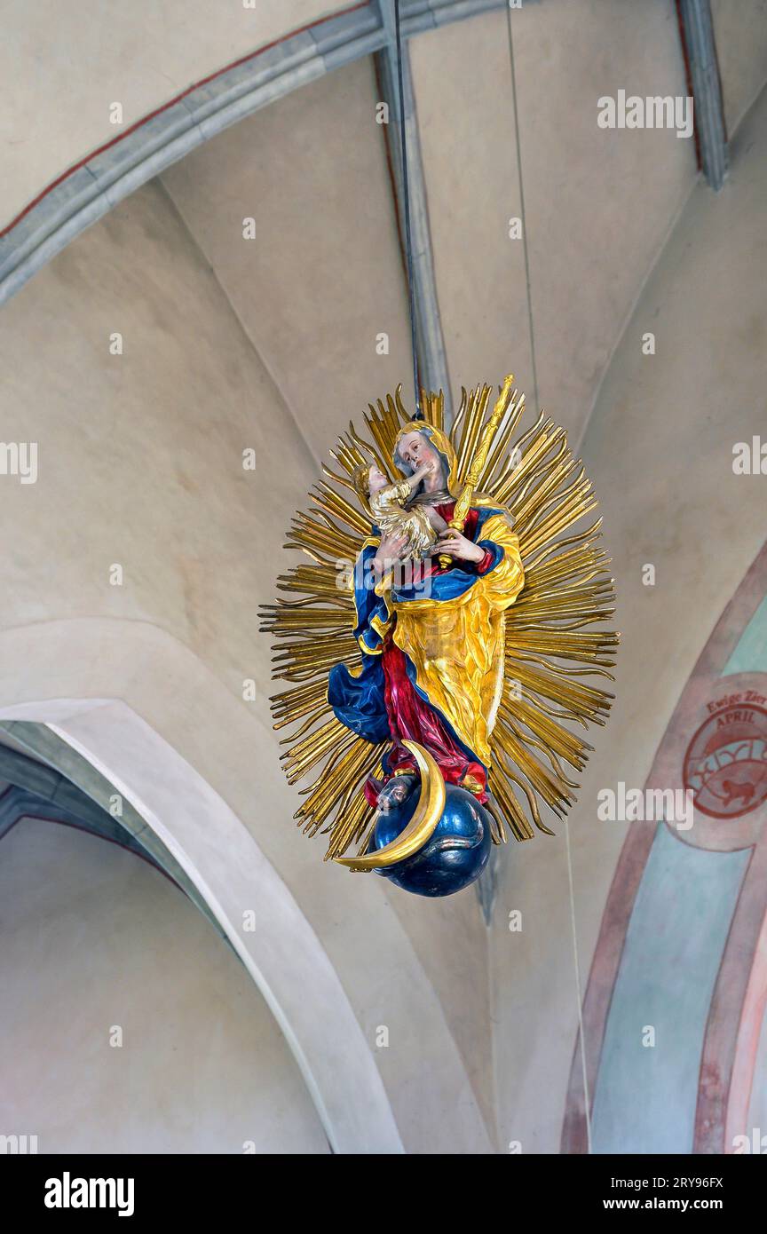 Figura della Vergine Maria con il bambino Gesù in una corona radiosa, Chiesa Collegiata cattolica di San Philip e St. James, l'attuale parrocchia Foto Stock
