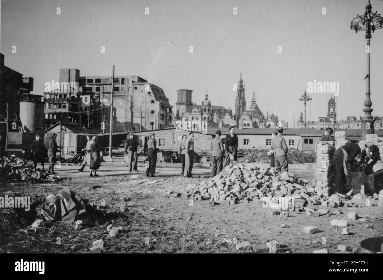 Missione scolastica per ripulire la città vecchia di Dresda, che si trovava in rovina dopo i bombardamenti del febbraio 1945. Qui il Dresden Altmarkt con vista sul Foto Stock