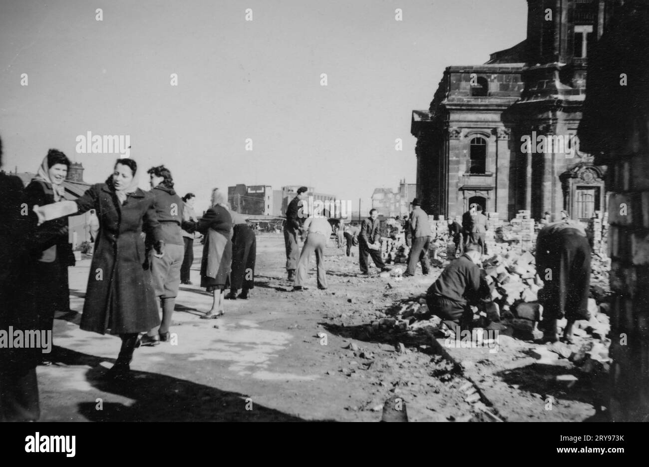 Missione scolastica per ripulire la città vecchia di Dresda, che si trovava in rovina dopo i bombardamenti del febbraio 1945. Qui, il Dresden Altmarkt di fronte al Foto Stock