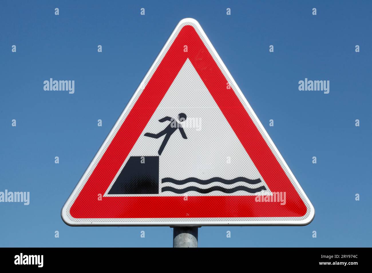 Cartello stradale, pericolo di caduta in acqua, Germania Foto Stock
