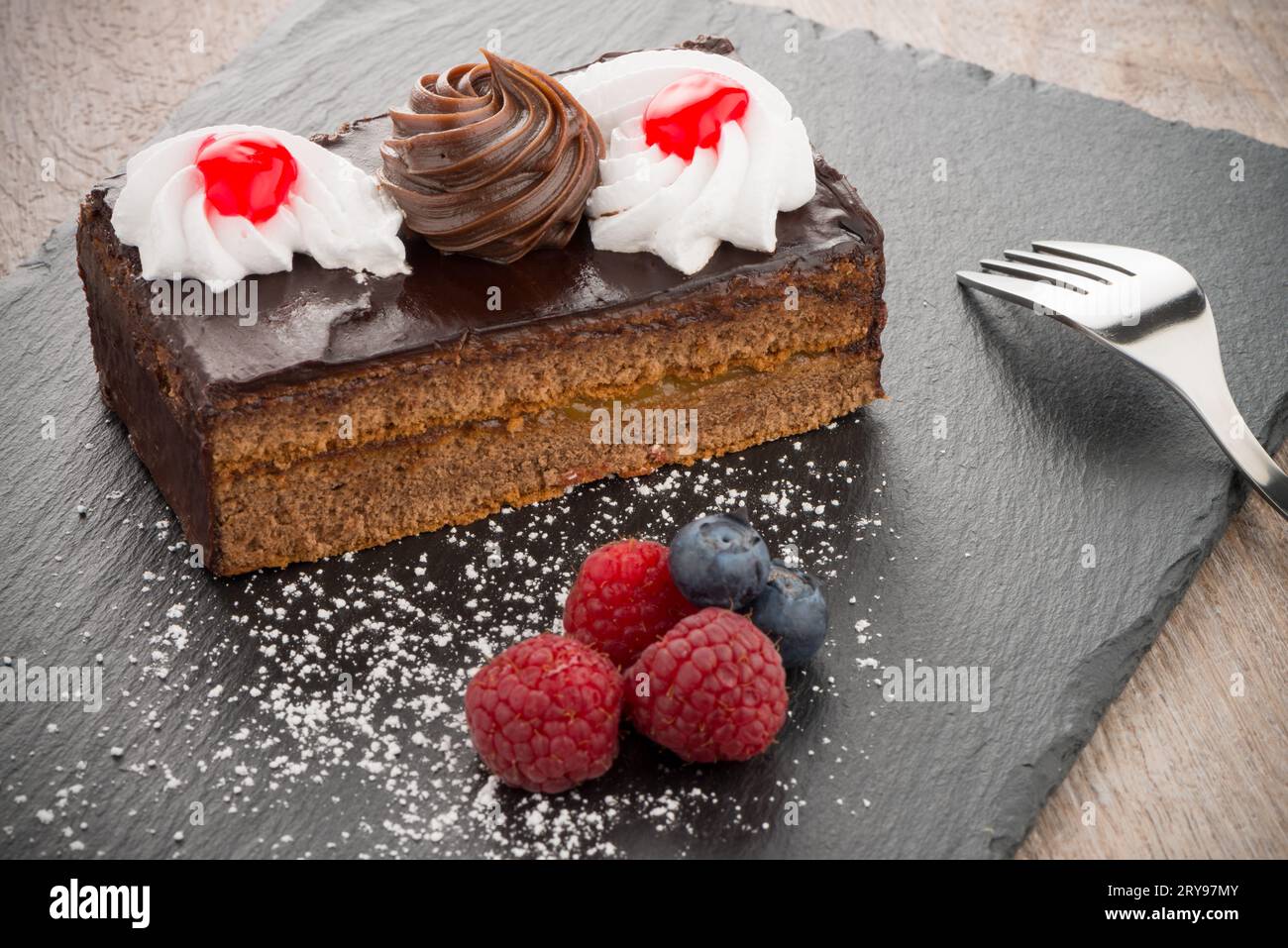 Pezzo di torta al cioccolato Foto Stock