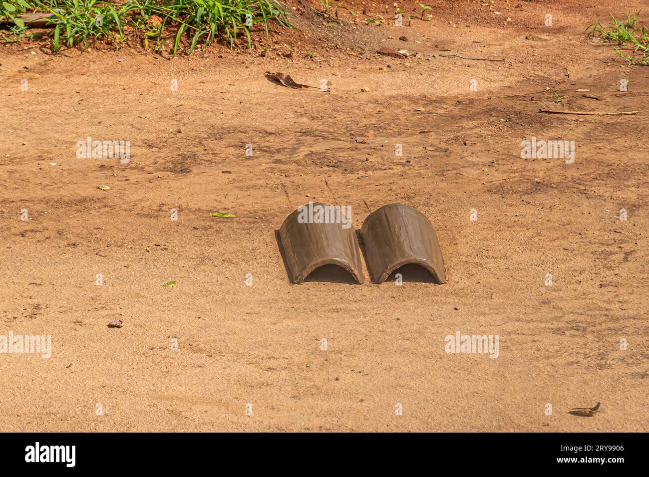Zihuatanejo, Messico - 18 luglio 2023: Storica fornace di terracotta. 2 teli del tetto umidi appena realizzati per asciugare su sporco Foto Stock
