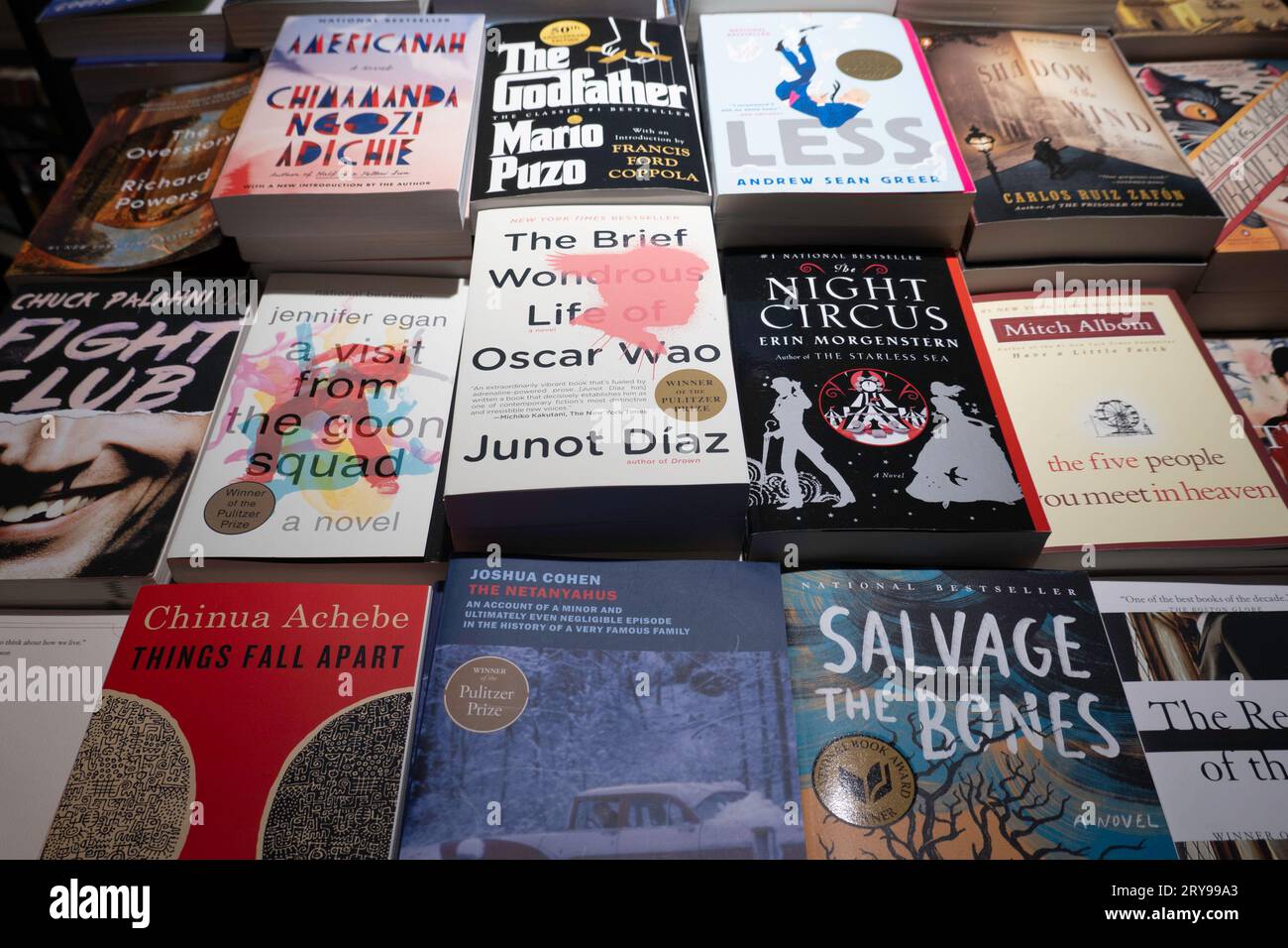 Barnes & Noble Booksellers sulla Fifth Avenue a New York City ha una vasta selezione di libri e riviste, USA 2023 Foto Stock