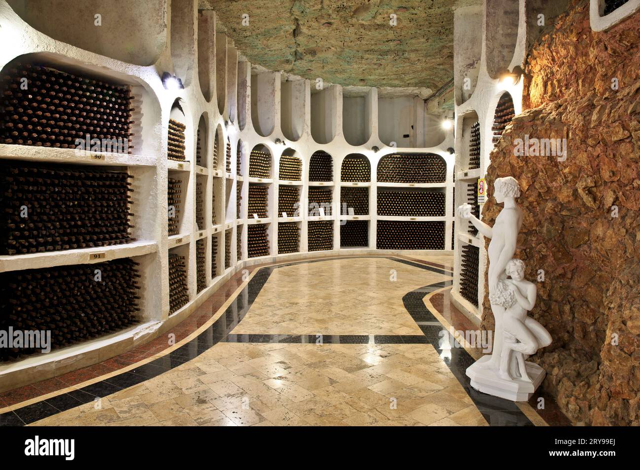 Bottiglie di vino conservate presso le antiche gallerie sotterranee di pietra calcarea della cantina Cricova a Cricova, Moldavia Foto Stock