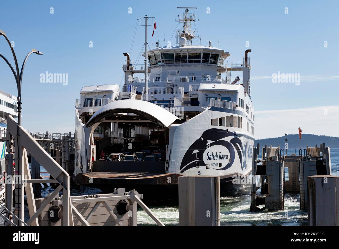 Salish Raven, 4.227 Ton BC Ferries, si avvicina al terminal di Swartz Bay sull'isola di Vancouver come parte del suo servizio per le Isole del Golfo del Sud in Foto Stock
