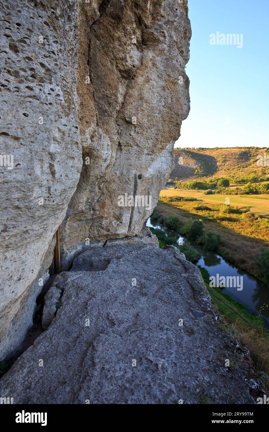 Vista panoramica dalla stretta sporgenza del monastero della grotta Orhei (Orheiul Vechi), risalente al XIII secolo, a Butuceni, Moldavia Foto Stock