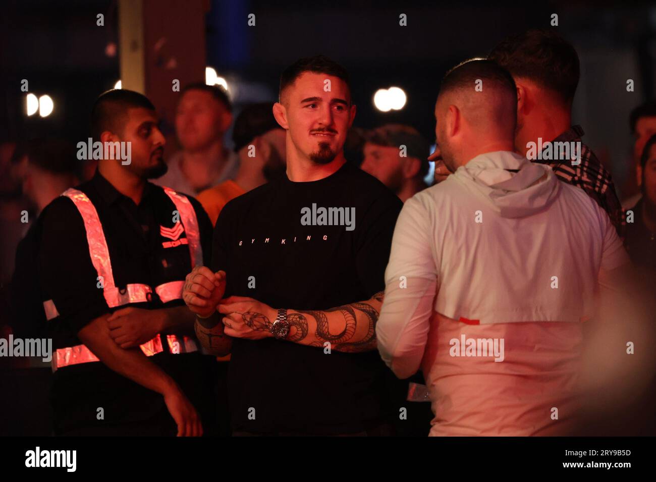 Tom Aspinall tra la folla durante l'evento MMA Cage Warriors 160 alla BEC Arena di Manchester venerdì 29 settembre 2023. (Foto: Pat Scaasi | mi News) crediti: MI News & Sport /Alamy Live News Foto Stock