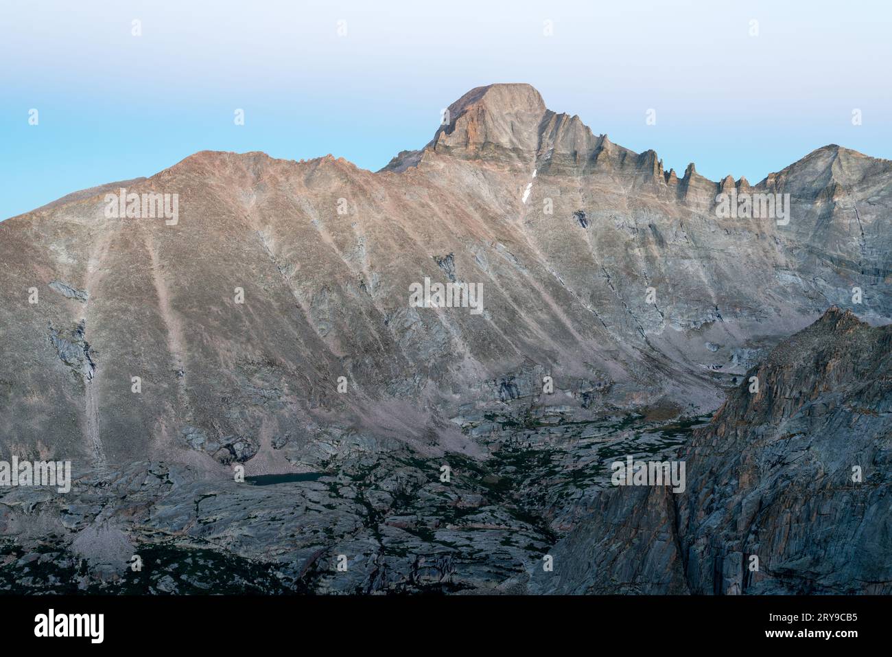 Dal monte Thatchtop, una vista incredibile della vetta più alta del Parco Nazionale delle Montagne Rocciose. Estes Park, Colorado. Foto Stock