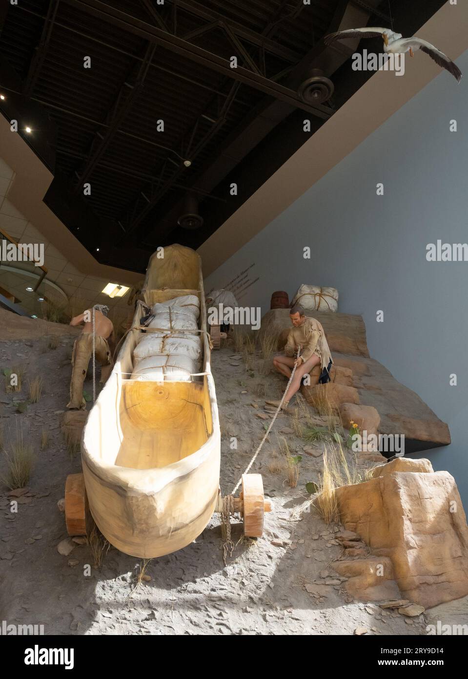 Diorama di Portage di una canoa di legno su una collina per bypassare le grandi cascate del fiume Missouri dagli uomini della spedizione di Lewis e Clark vicino al presente Foto Stock