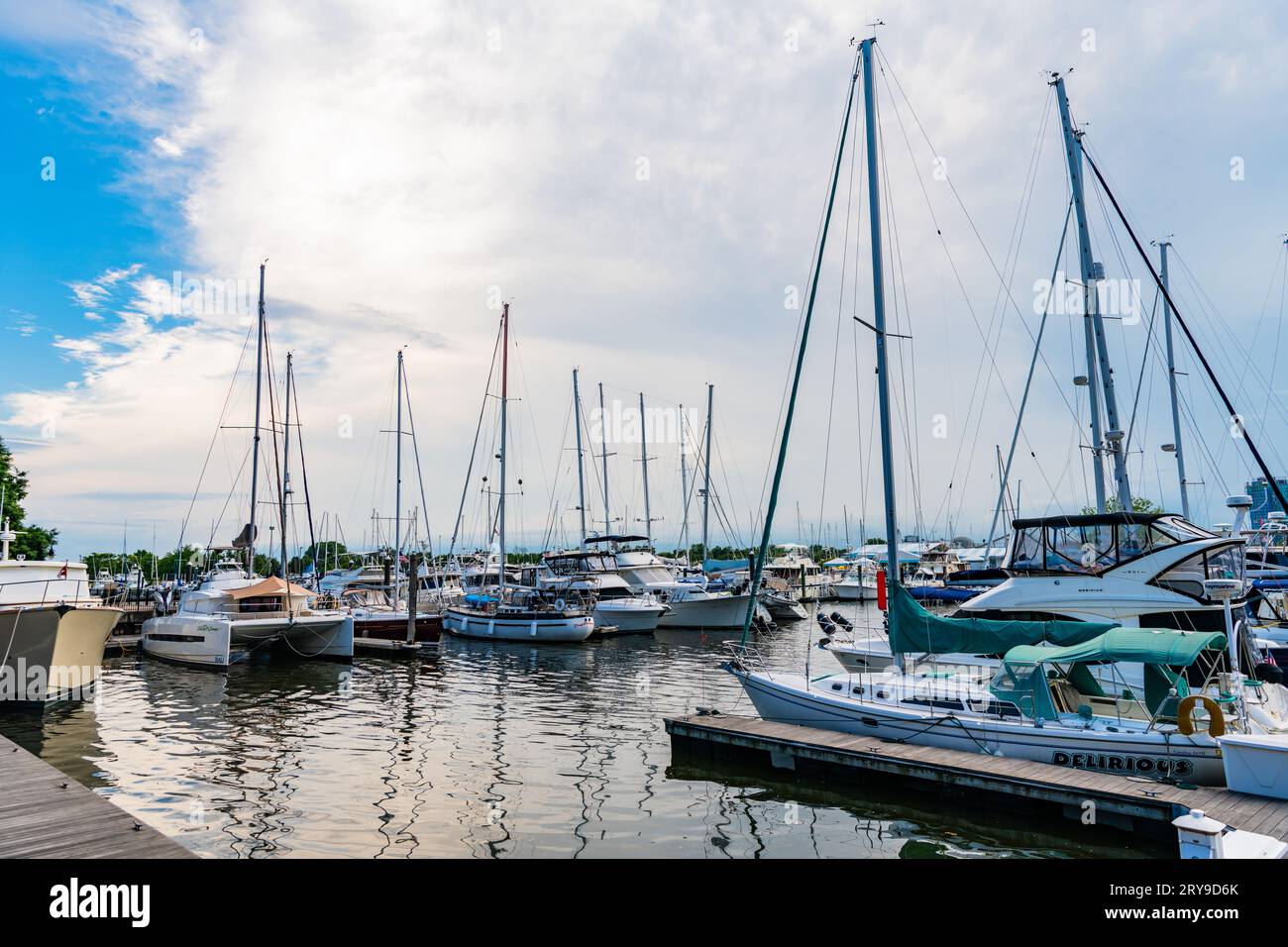 Jersey City, USA - 28 giugno 2023: Yacht e barca a vela attraccati al Liberty Landing Marina sul fiume Hudson. Foto Stock