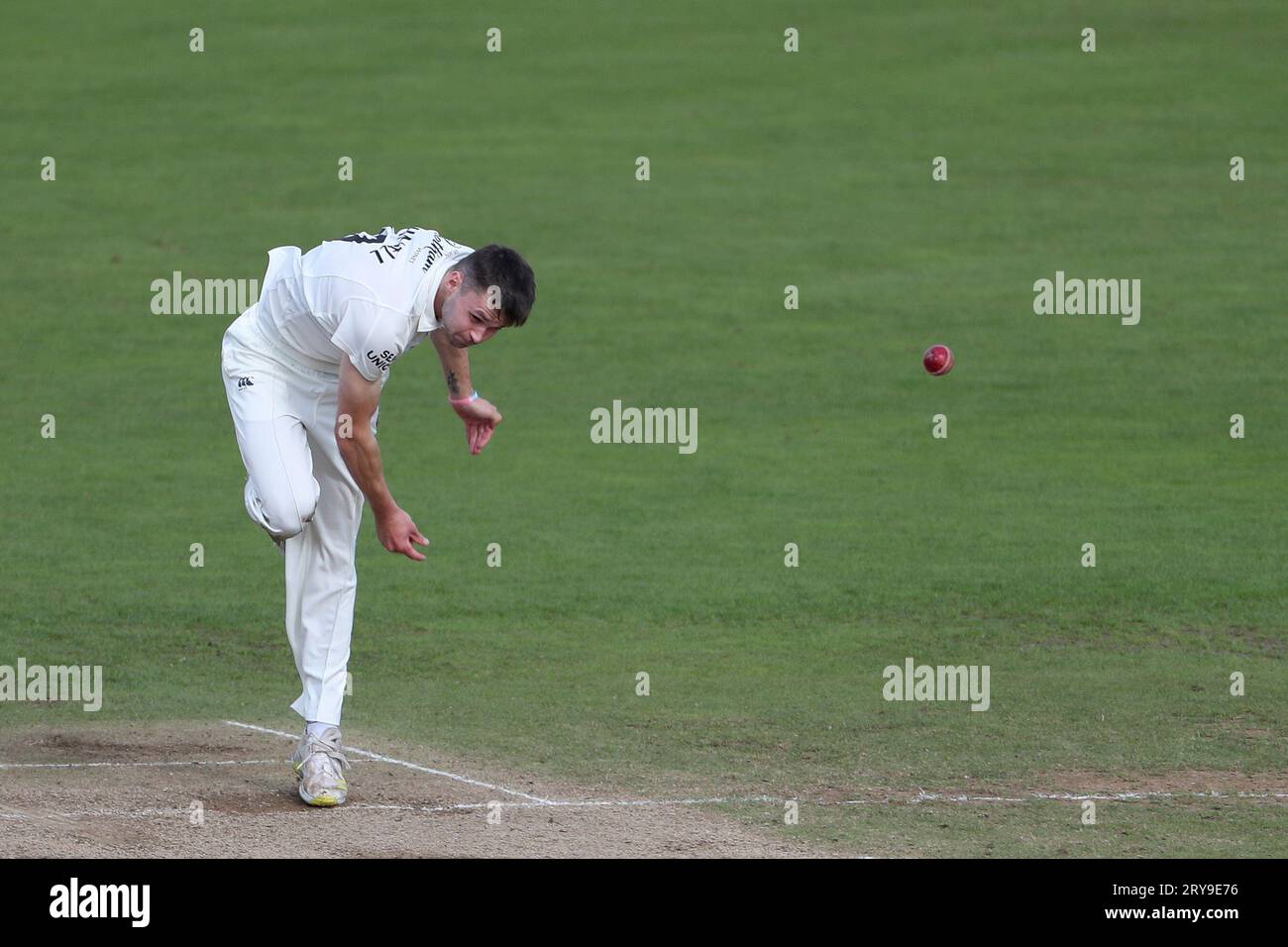 Jonny Bushnell bowling di Durham durante la partita del campionato LV= County tra Durham e Leicestershire al Seat Unique Riverside, Chester le Street, giovedì 28 settembre 2023. (Foto: Mark Fletcher | mi News) crediti: MI News & Sport /Alamy Live News Foto Stock